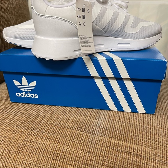 Brand new men’s size 8 adidas sneakers - Picture 4 of 4